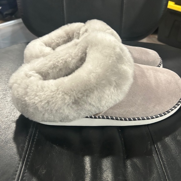 OluKai Women's Real Fur From Sheep Cuff Slip-On Slippers - Light Gray NWOT - Picture 3 of 9